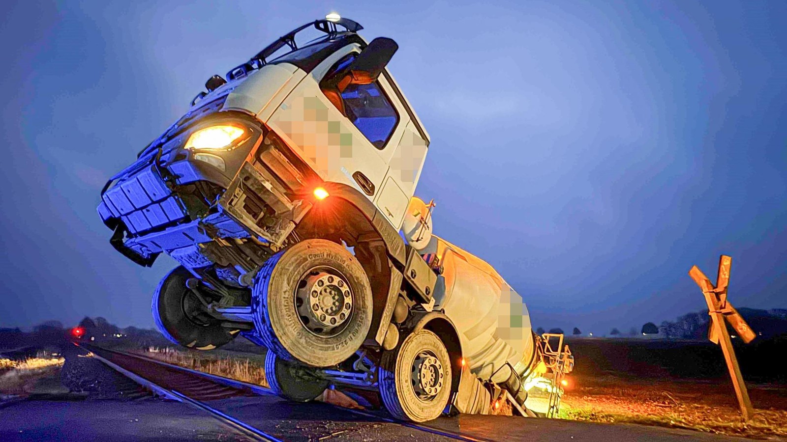 Betonmischer-kippt-am-Bahn-bergang-in-Graben-Zugverkehr-gest-rt