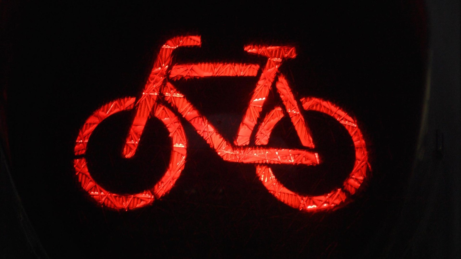 Wolfsburg-Radfahrer-quert-bei-Rot-den-Berliner-Ring-Auto-erfasst-ihn