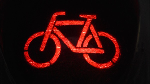 Wolfsburg: Radfahrer quert bei Rot den Berliner Ring – Auto erfasst ihn