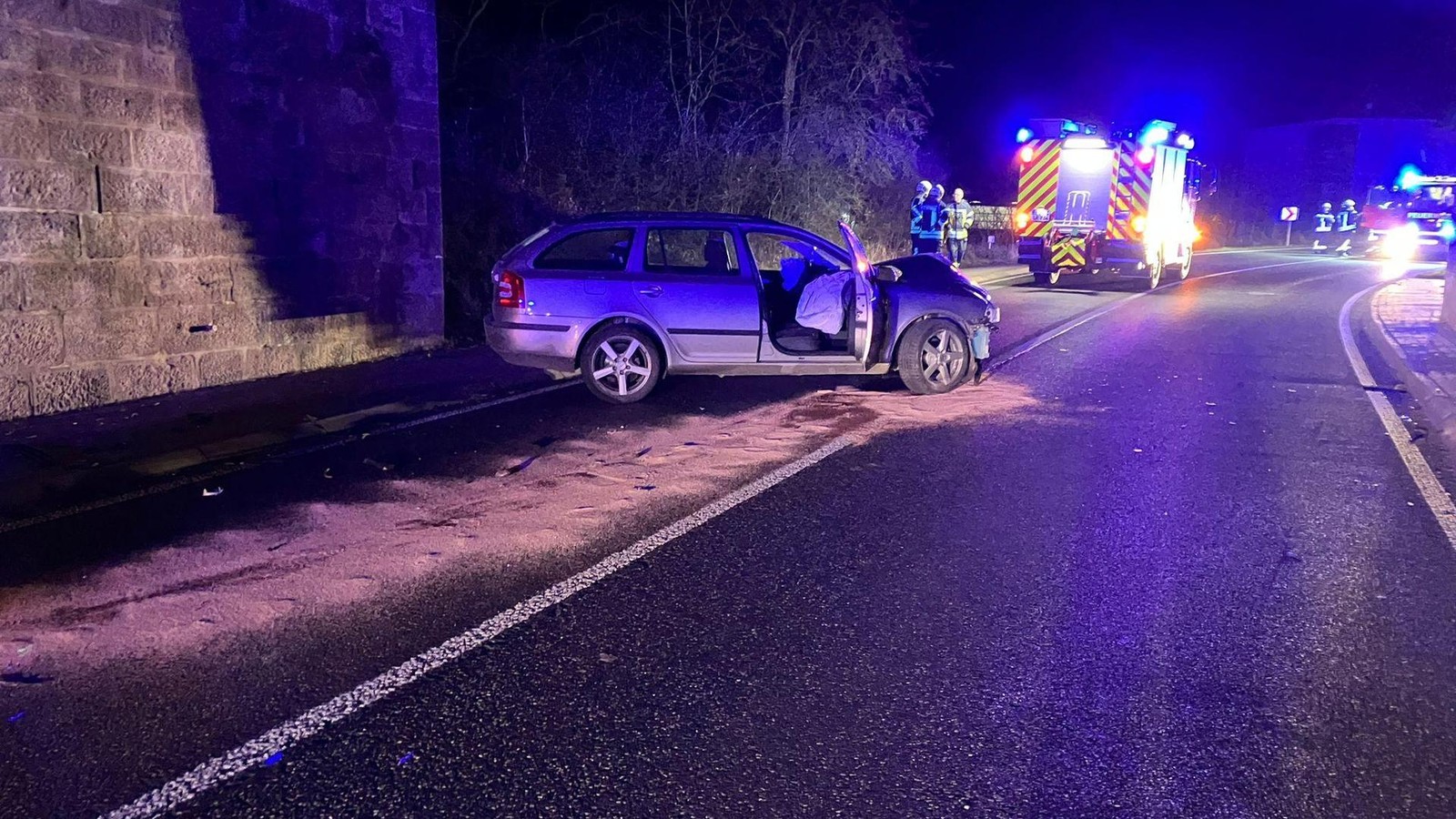 Im-Eichsfeld-knallt-ein-Auto-gegen-die-Wand-einer-Bahnunterf-hrung