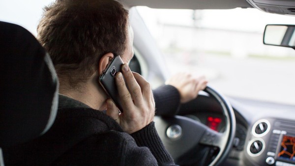 Autofahrer am Handy – Gifhorner Polizei: „Kamen mit Ahnden nicht hinterher“