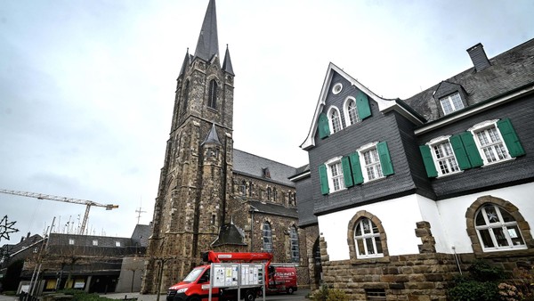 Sanierung von Heiligenhauser Kirchturm: Alter Glanz mit neuen Steinen