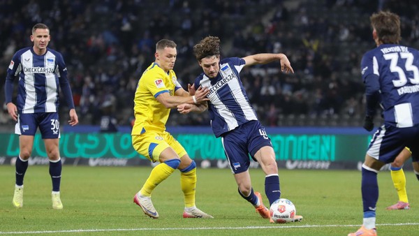 Eintracht in der Krise: Warum die Viererkette in der Abwehr jetzt Sinn ergibt