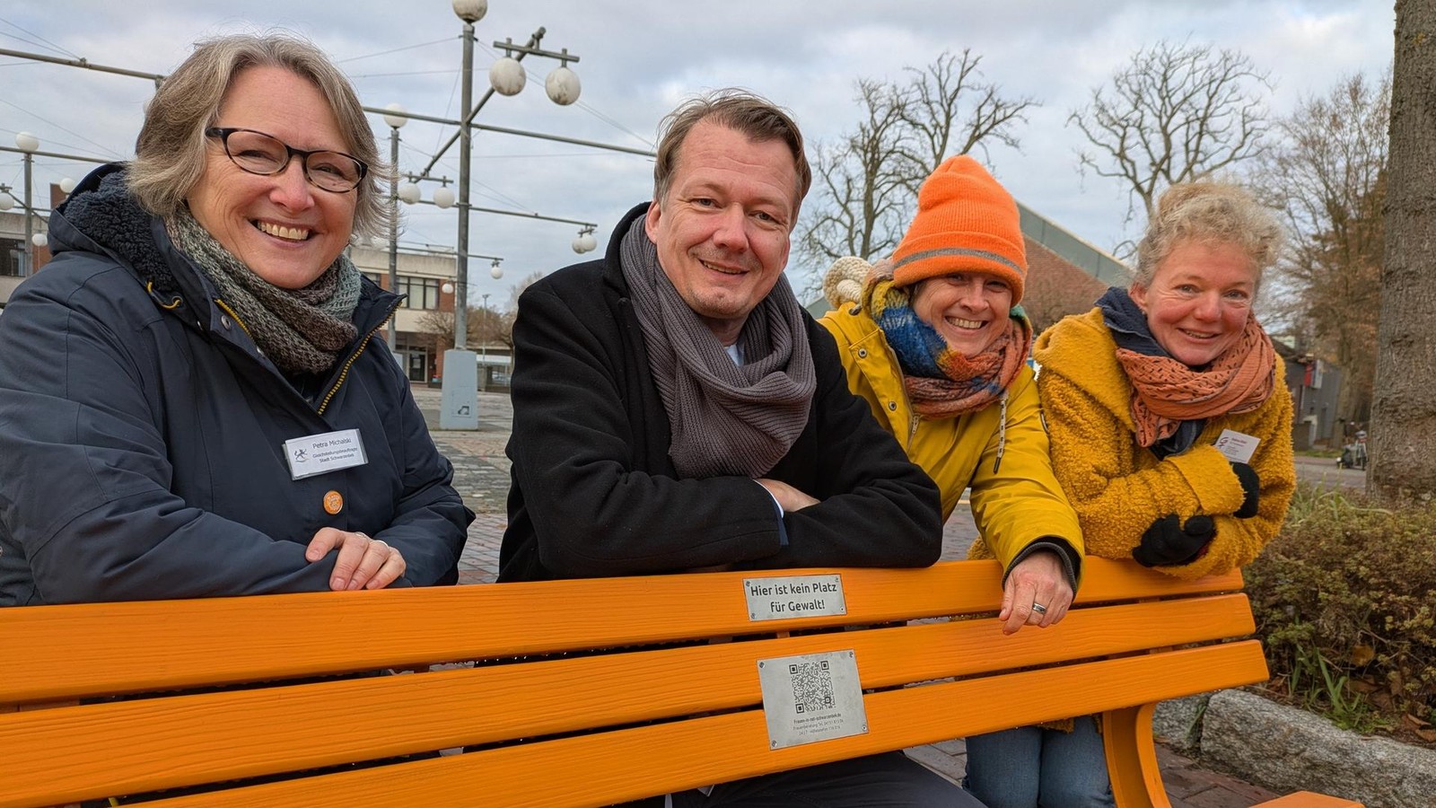 Wenn-M-nner-ihre-Frauen-t-ten-Orange-B-nke-erinnern-an-Femizide