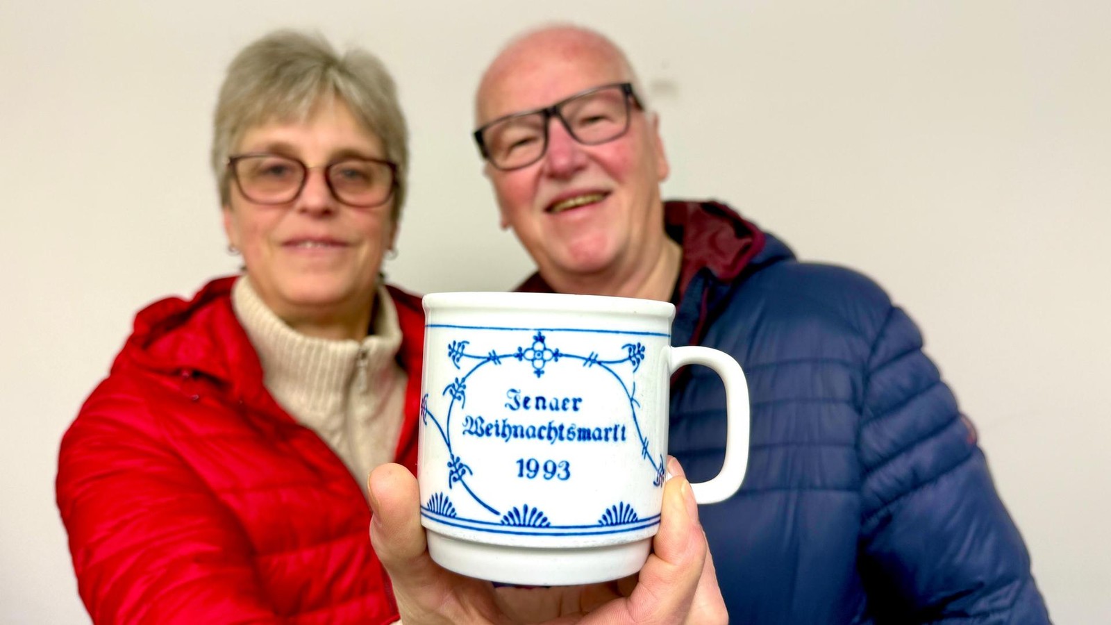 DDR-Wirtschaftskrimi-und-die-Weihnachtsmarkt-Tasse-Familie-Weise-trinkt-seit-mehr-als-30-Jahren-aus-ihr