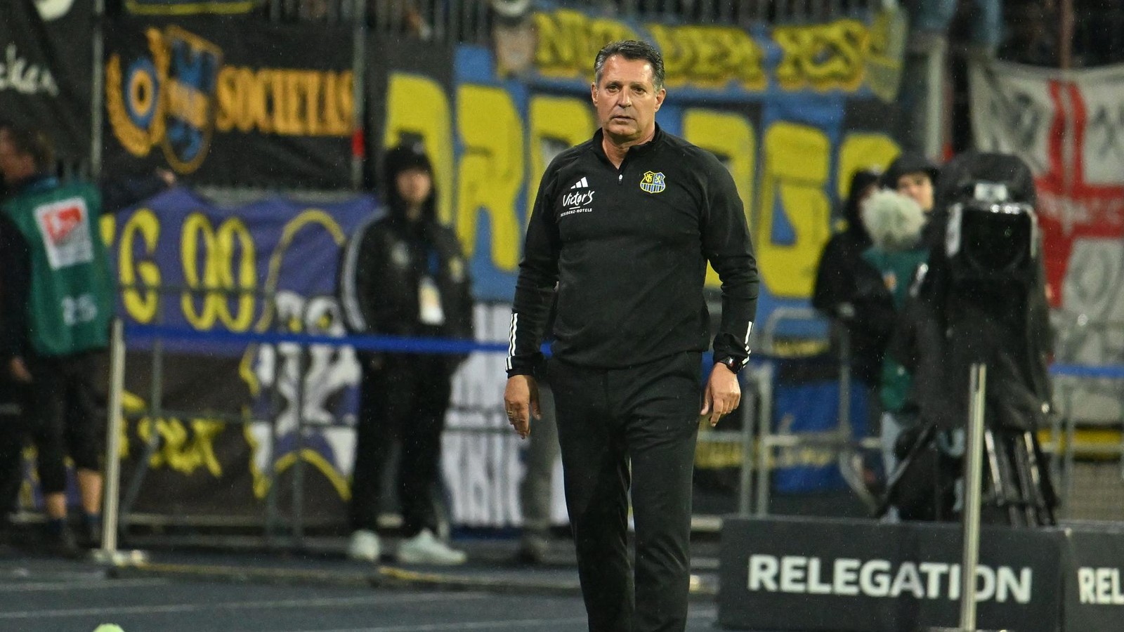 RWE-Gegner-Saarbr-cken-immer-chaotischer-Stadionsprecher-feiert-Trainer-Aus