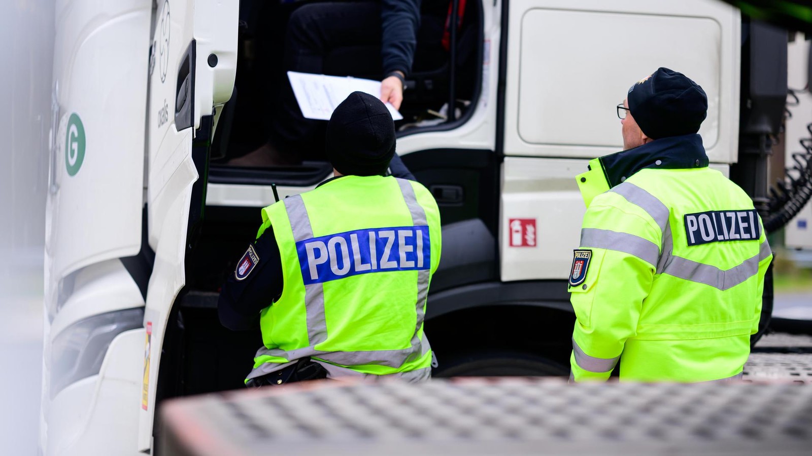 Bremsen-weg-Polizei-stoppt-in-China-gestarteten-Schrott-Lkw-am-Elbtunnel