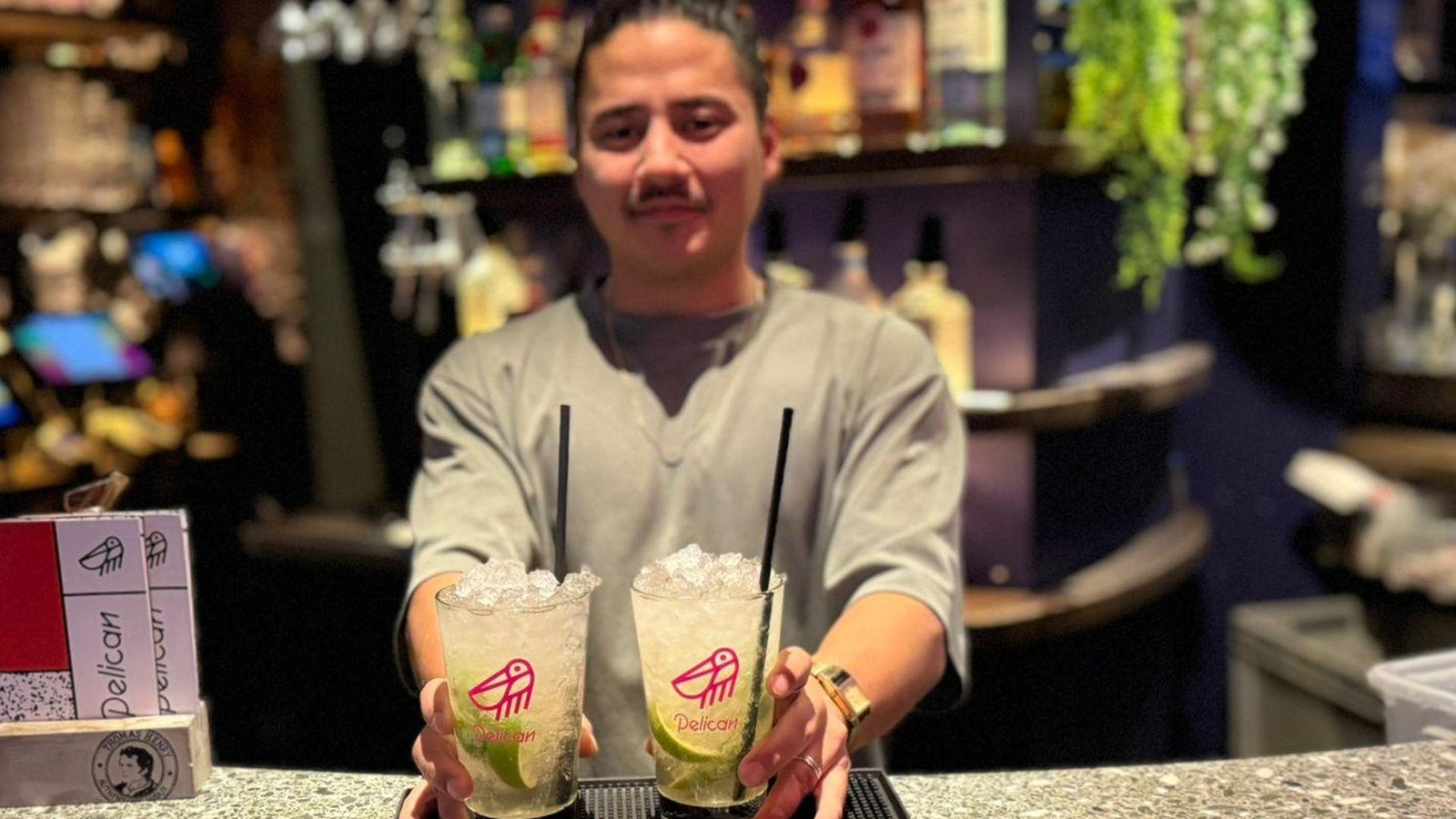 Troph-e-im-K-chenschrank-Hamburger-Bars-leiden-unter-dreistem-Gl-serklau