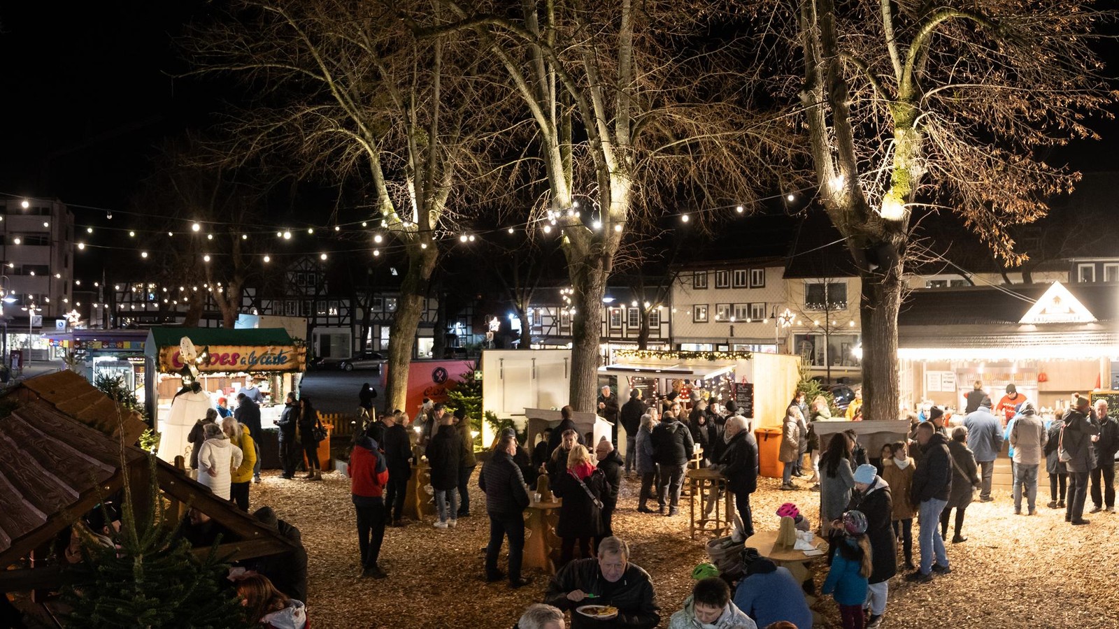 Weihnachtstreff-und-Lichterzauber-l-uten-die-Vorweihnachtszeit-in-Salzgitter-Bad-ein