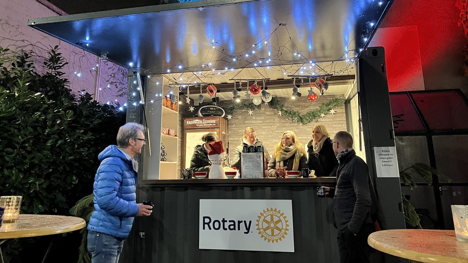 Rotary-Clubs-servieren-Gl-hwein-f-r-den-guten-Zweck-beim-Adventsmarkt-in-Buer