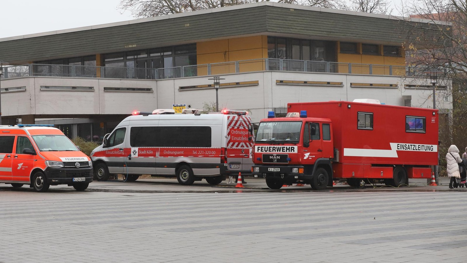 Bahnstrecke-in-K-ln-wegen-Bombenentsch-rfungen-gesperrt