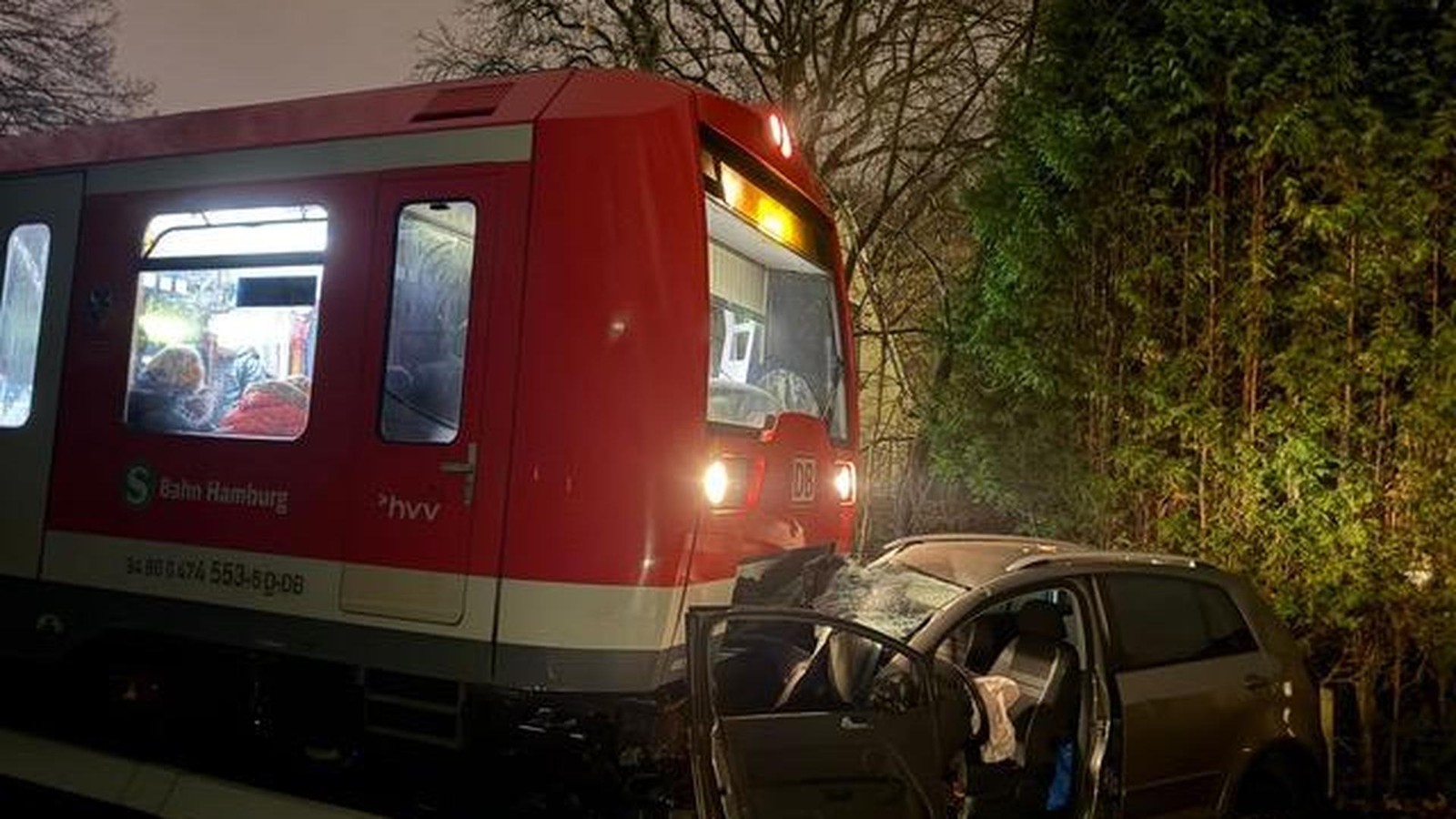S-Bahn-mit-500-Fahrg-sten-kollidiert-an-Bahn-bergang-mit-Pkw