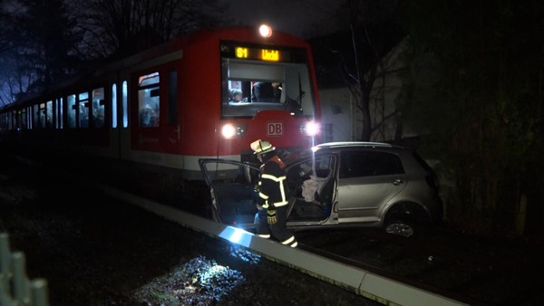 Voll besetzte S1 schleift Auto mit – Einschränkungen bleiben