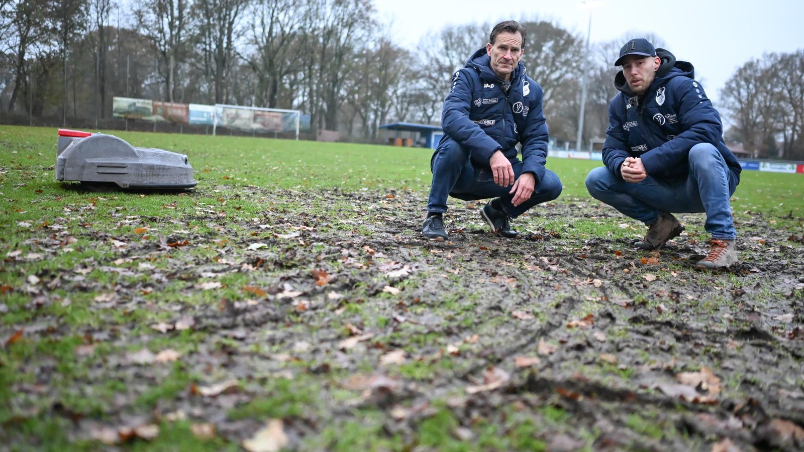 Rasenm-hroboter-dreht-nachts-durch-und-verw-stet-Fu-ballfeld