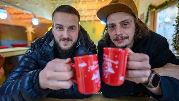 Weihnachtsmarkt in Duisburg: Neue Hütte verkauft erstmals warmes Bier