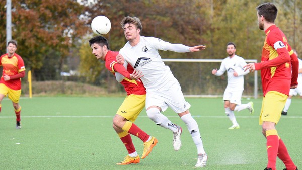 Bochumer Amateurfußballer spielt in zwei Mannschaften - wie geht das?