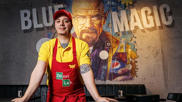 Döner aus dem Drogenlabor: Neuer Imbiss eröffnet mit skurrilem Konzept