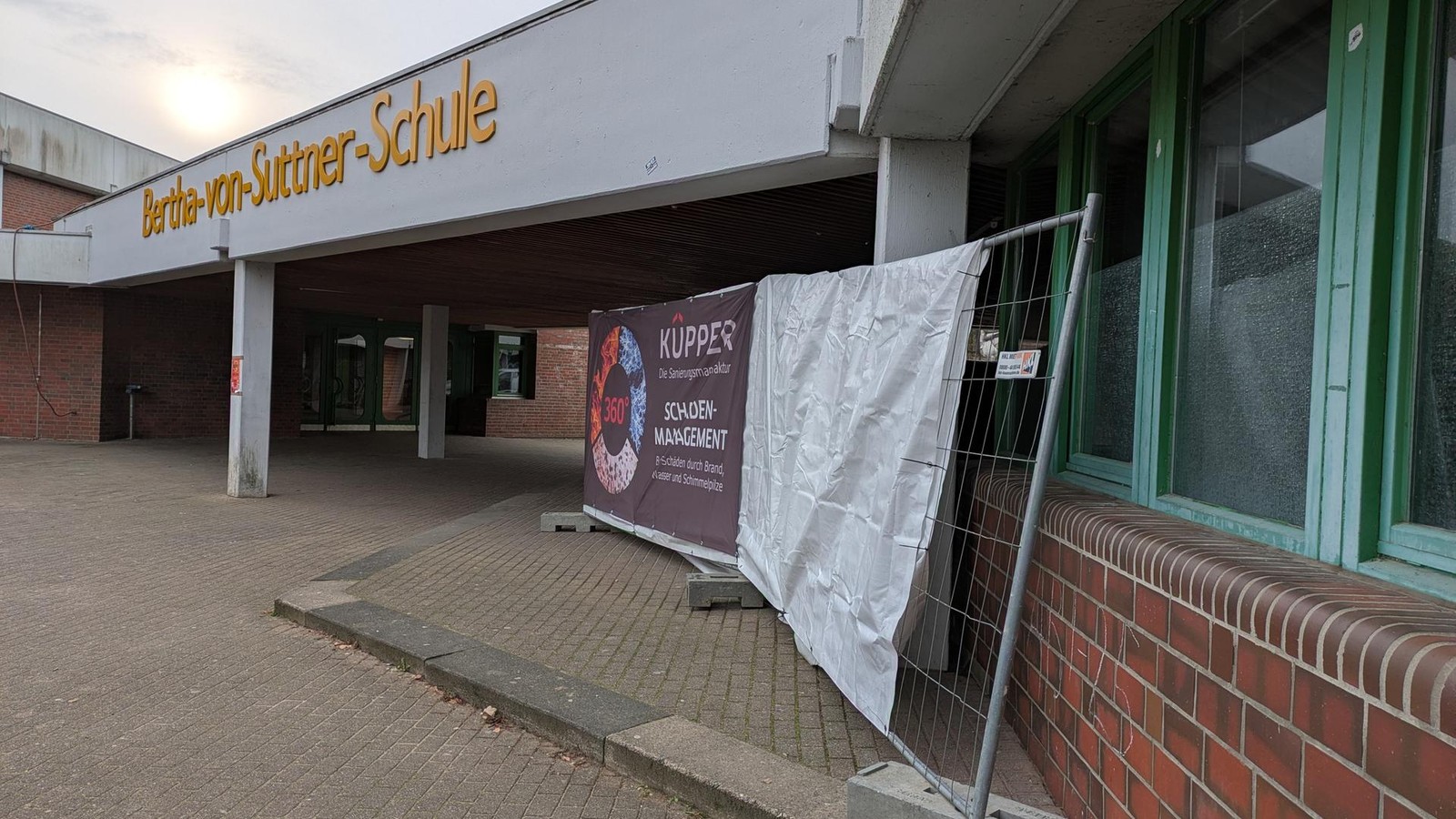 Nach-Gro-feuer-Was-passiert-mit-der-Bertha-von-Suttner-Schule-