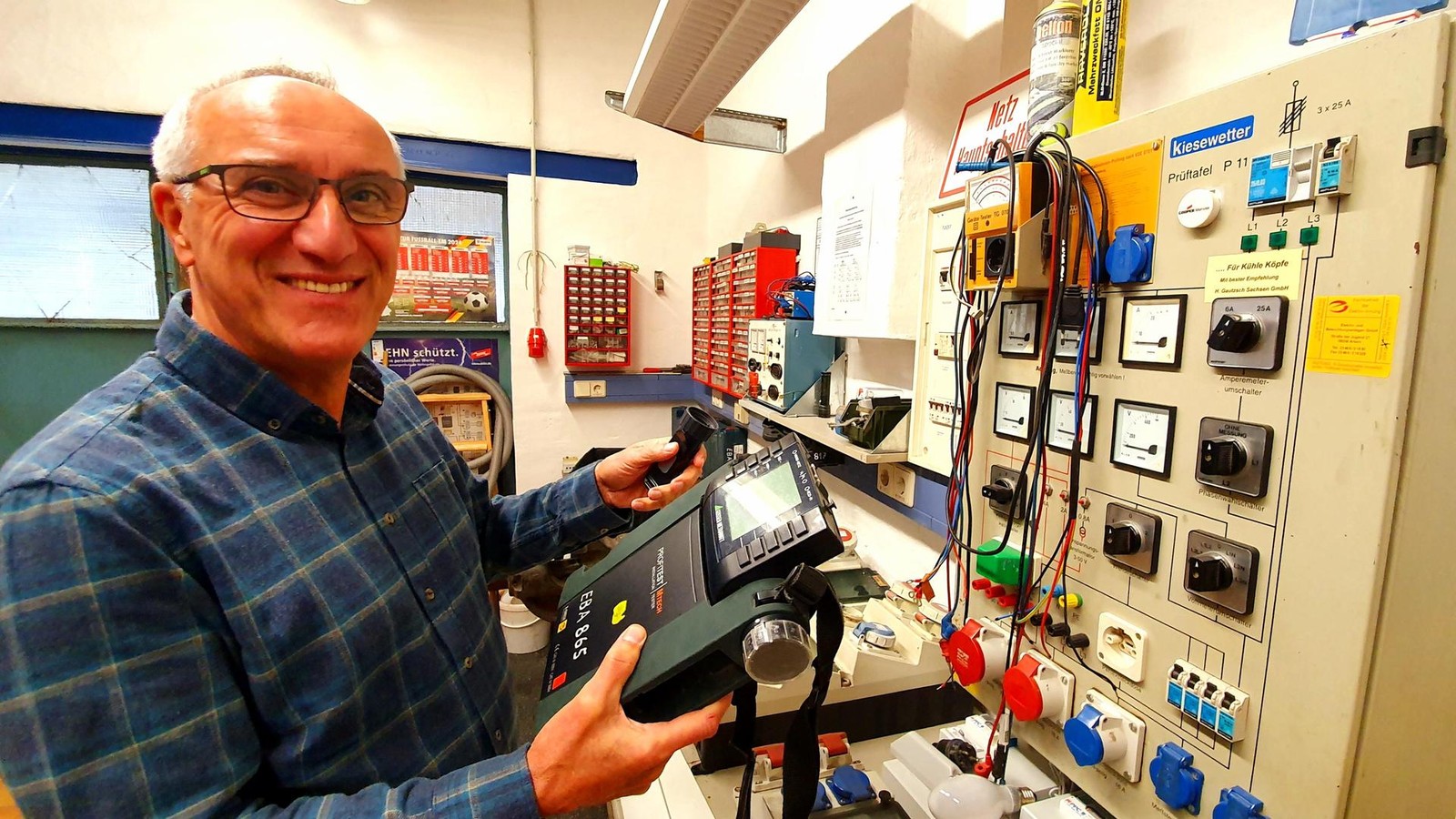 -Mit-vier-Leuten-einer-Simson-S50-einem-Trabant-und-einer-Gummikarre-fing-alles-an-Dieser-Unternehmer-bringt-den-Kyffh-userkreis-mit-seinem-Team-zum-Leuchten