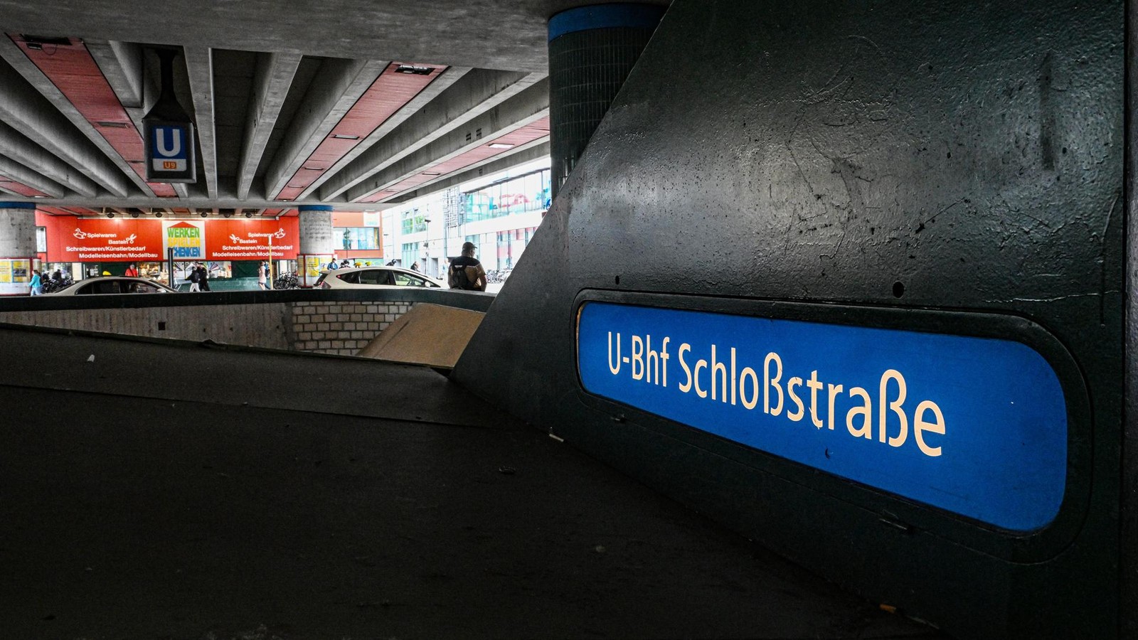 Feuer-im-U-Bahnhof-Schlo-stra-e-U9-unterbrochen