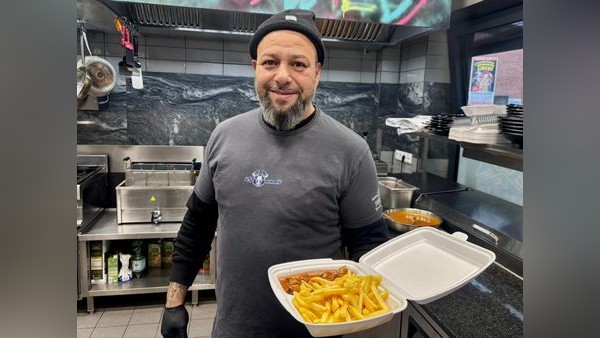 Bei „45 Burger“ in Gelsenkirchen gibt‘s gratis Pommes-Currywurst für Bedürftige