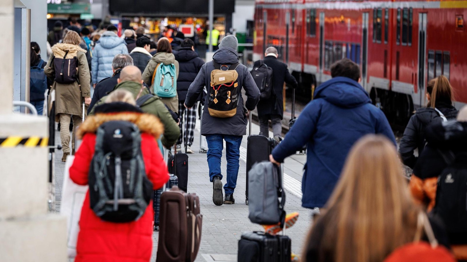Deutsche-Bahn-Schn-ppchenj-ger-k-nnen-billig-an-Weihnachten-reisen