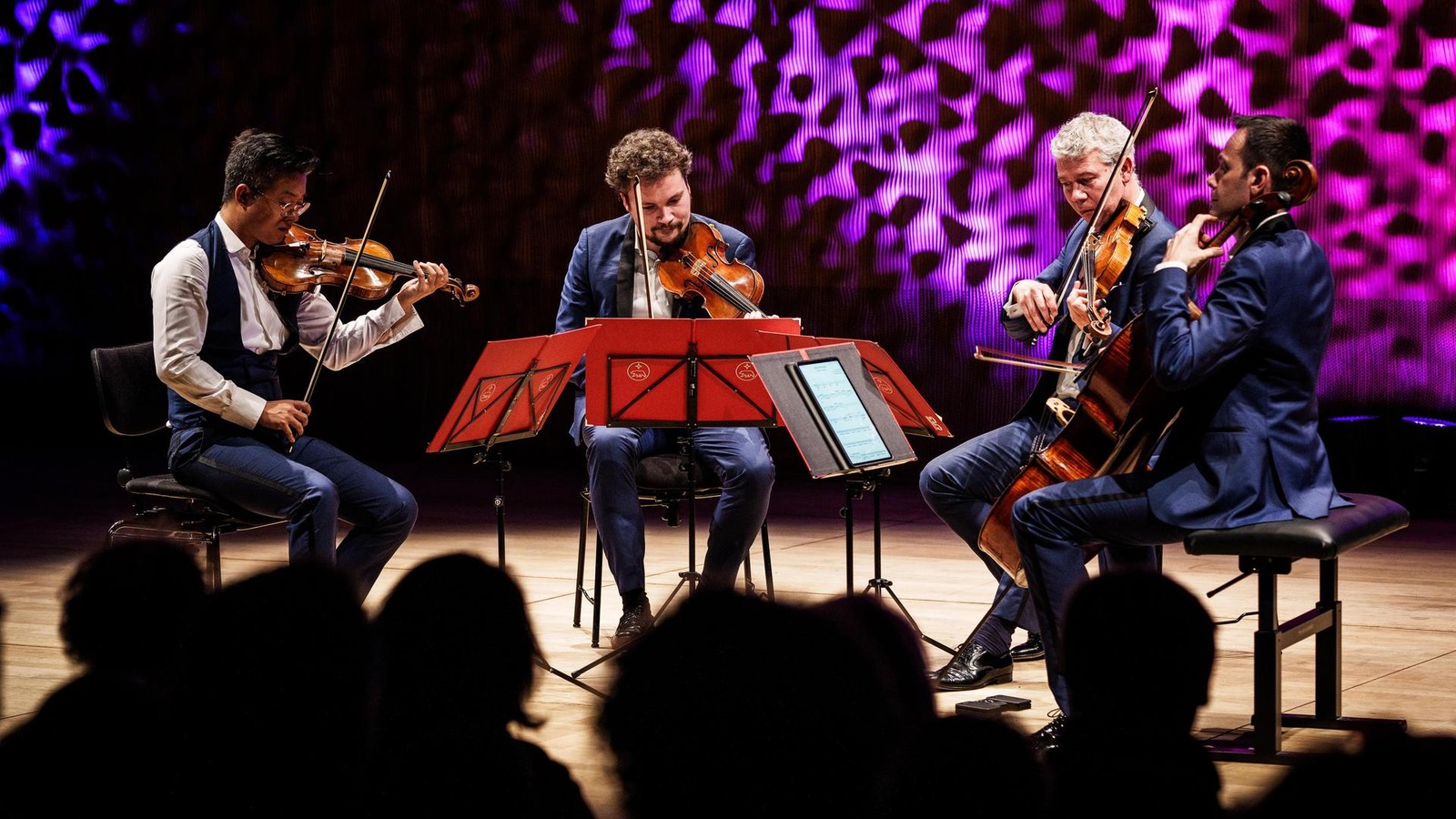 Cello-Saiten-l-sen-sich-bei-Konzert-und-h-ngen-b-schelweise-herab