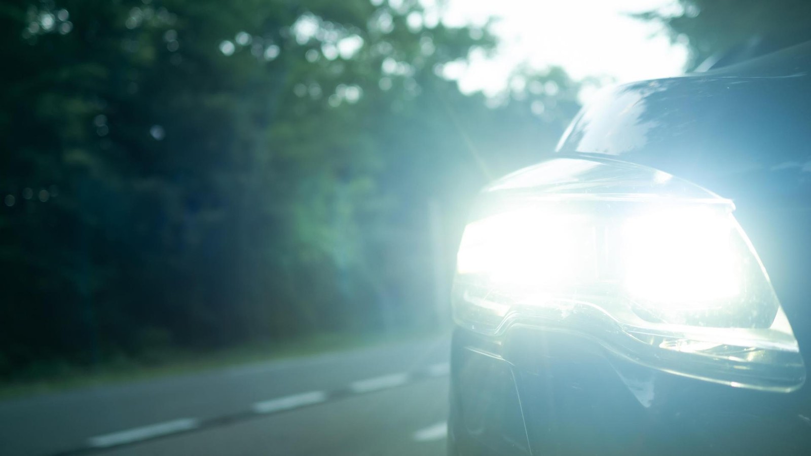 Vom-Licht-geblendet-Helle-Scheinwerfer-ver-rgern-Autofahrer-was-hilft