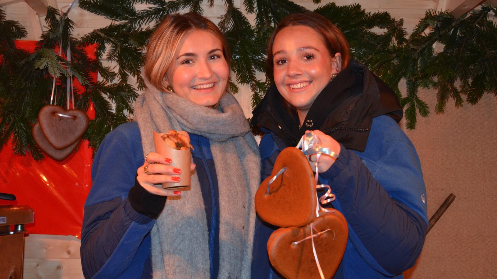 Das-kleine-Weihnachtsdorf-am-gro-en-Hotel-ist-ein-gediegener-Treffpunkt