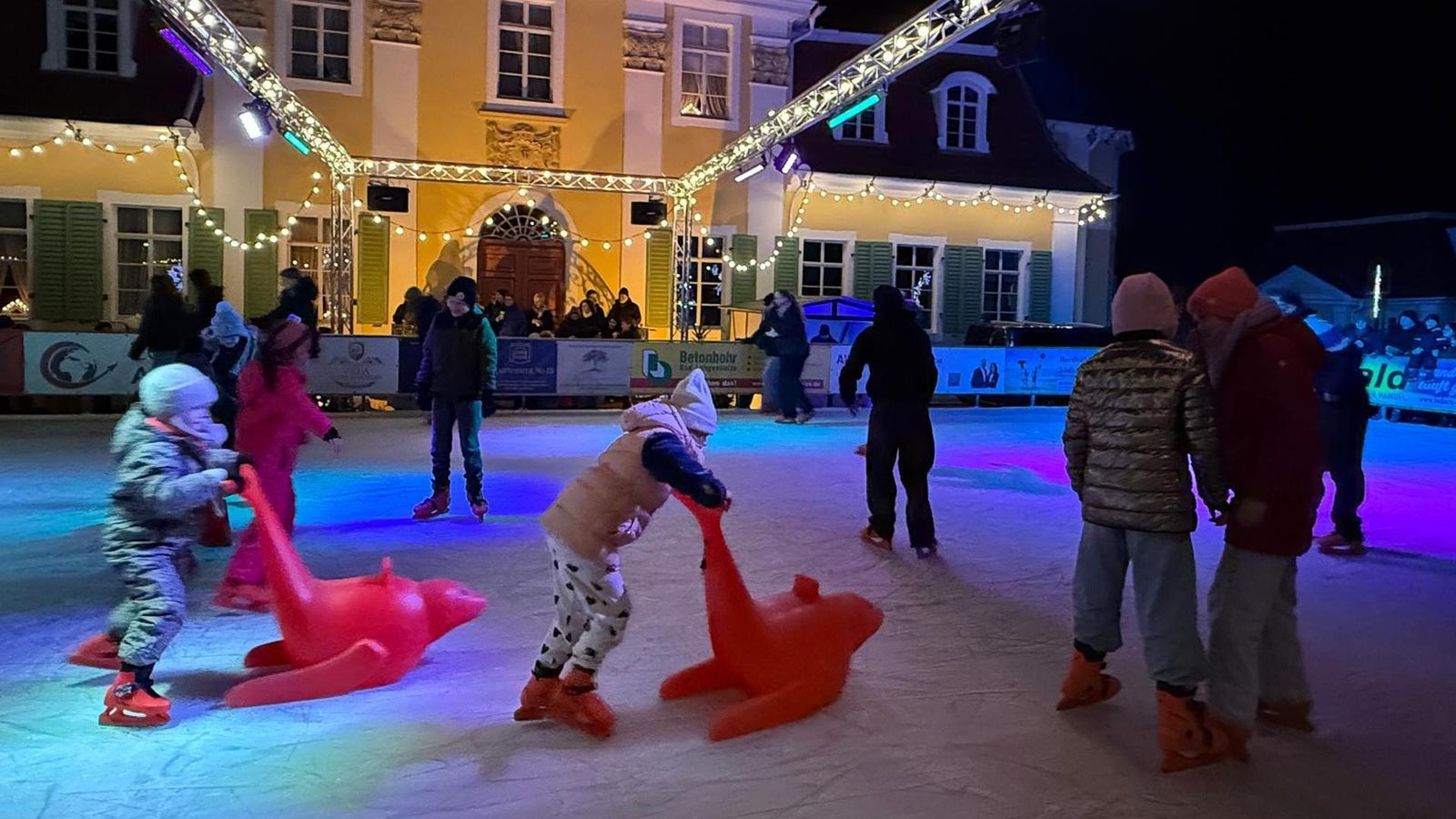 Erste-Eisbahn-2025-im-Unstrut-Hainich-Kreis-ist-er-ffnet-die-Bilder-des-Tages