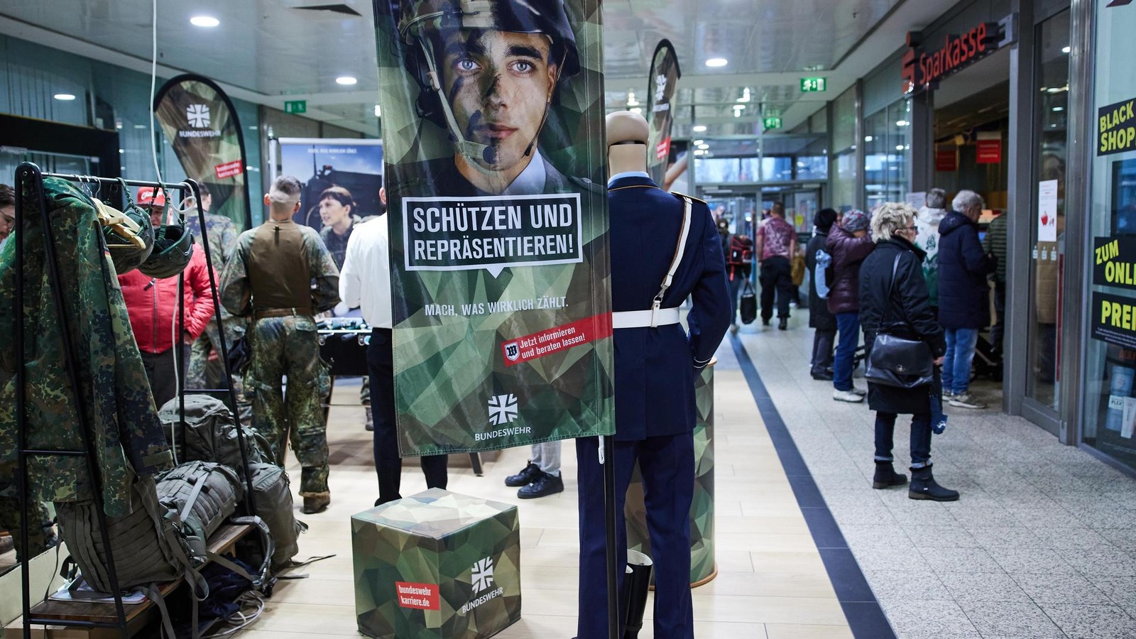 Black-Friday-camouflage-Bundeswehr-recruits-at-the-mall