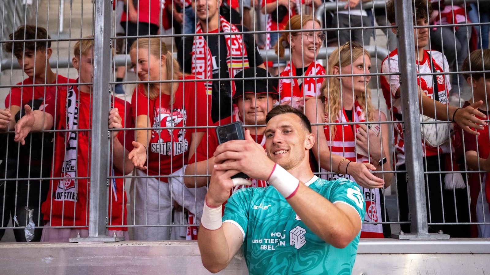 jubel-vorm-derby-rot-wei-erfurt-verk-ndet-vertragsverl-ngerung