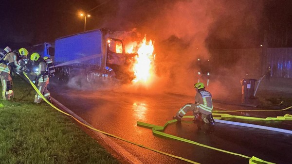 Lkw auf dem Rastplatz Bottrop gerät in Flammen – Feuerwehr rückt an