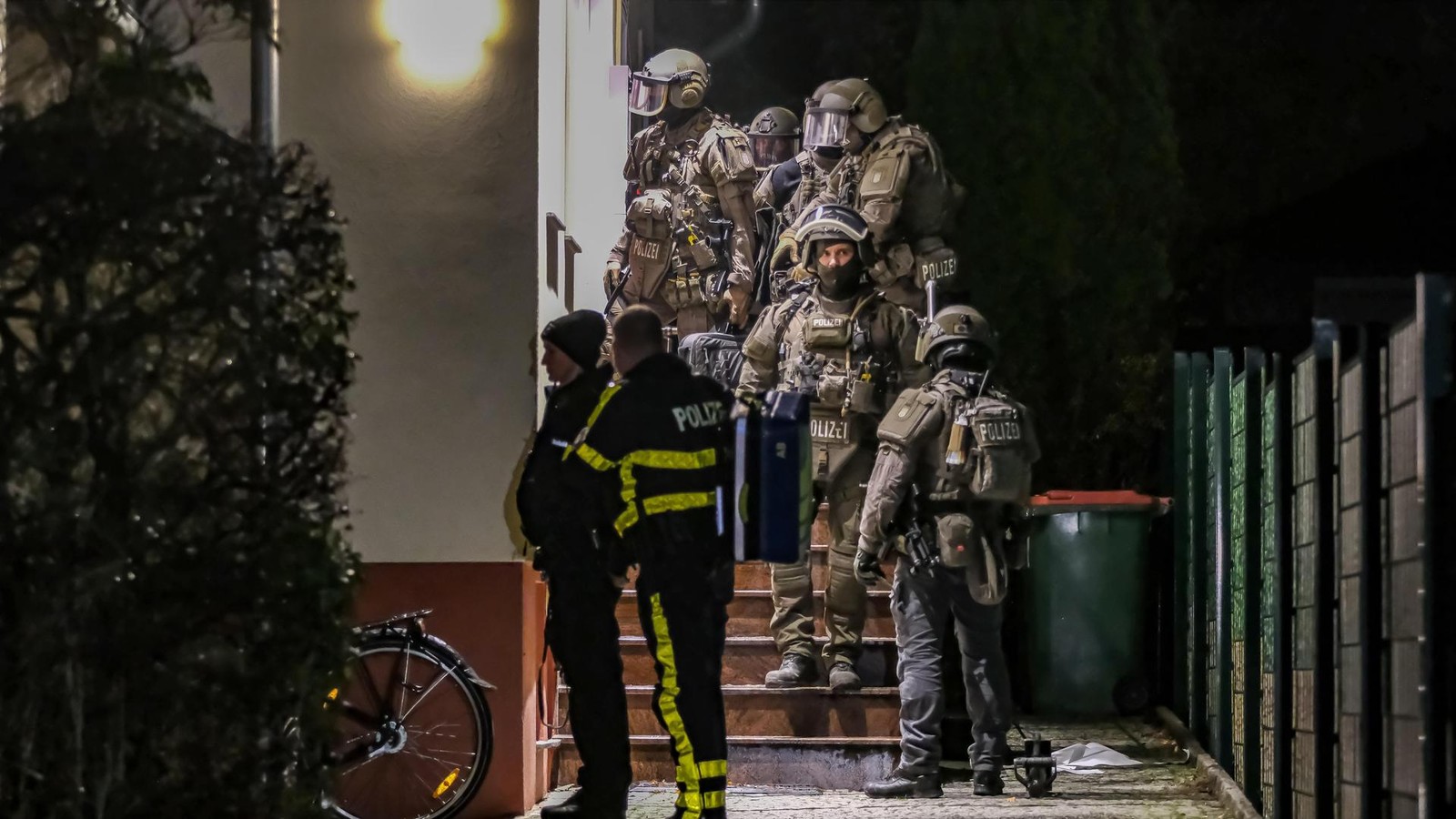 Mann-soll-Nachbarin-mit-Schusswaffe-bedroht-haben-SEK-Einsatz