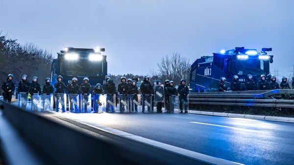 AfD-Jugend tagt in Gießen: Großer Gegenprotest – erste Ausschreitungen