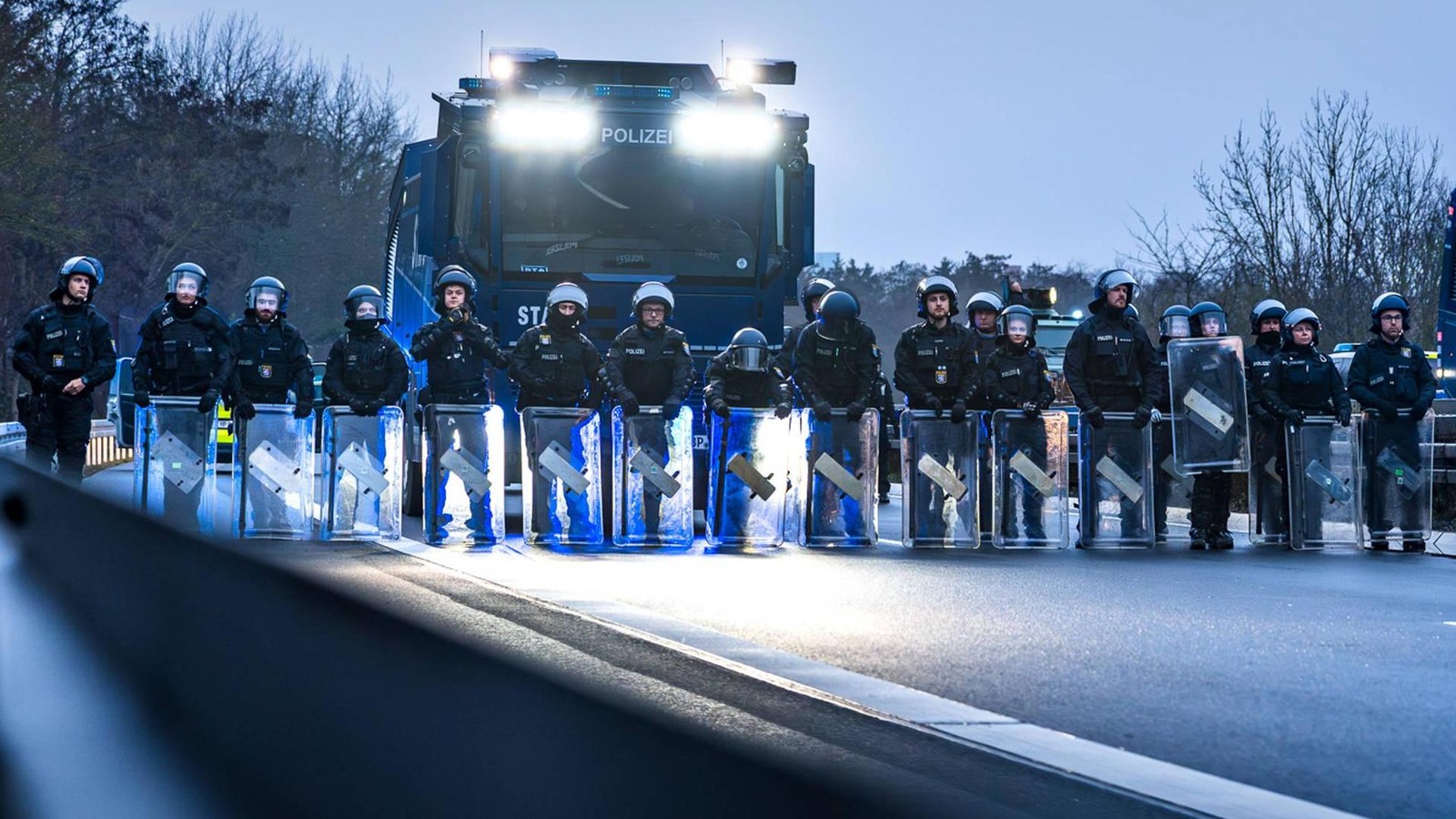 AfD-Jugend-tagt-in-Gie-en-Gro-er-Gegenprotest-erste-Ausschreitungen