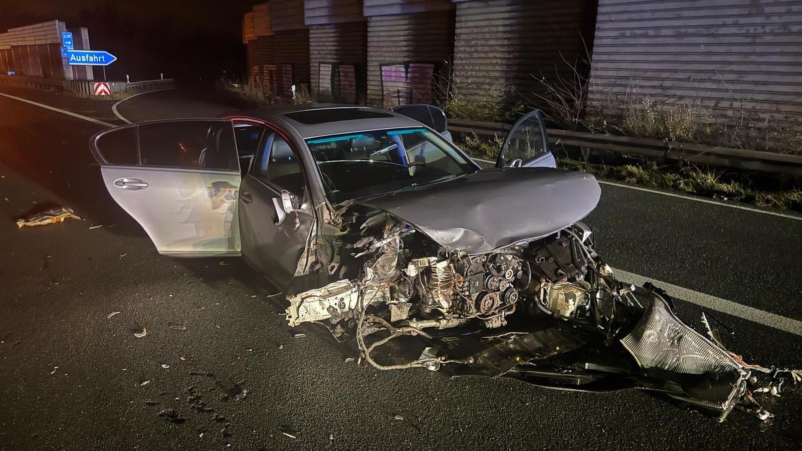 Kollision-auf-der-A2-bei-Braunschweig-Auto-schleudert-in-Leitplanke-Fahrer-verletzt