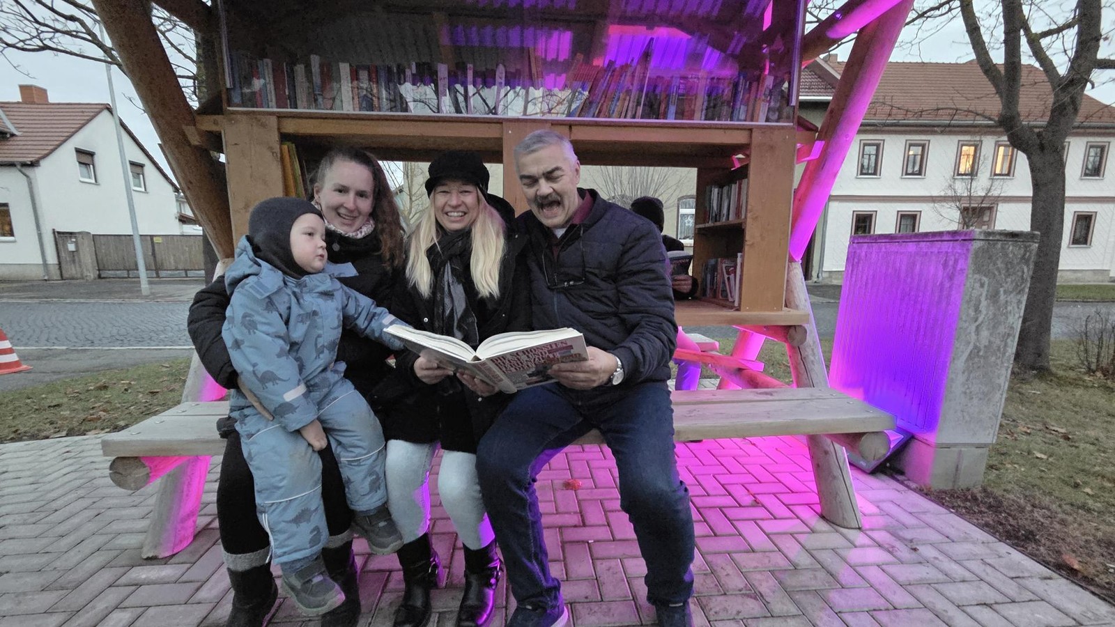 Ein-Dorf-im-Ilm-Kreis-er-ffnet-Lesebank-B-cher-und-Vorlesen-unter-freiem-Himmel