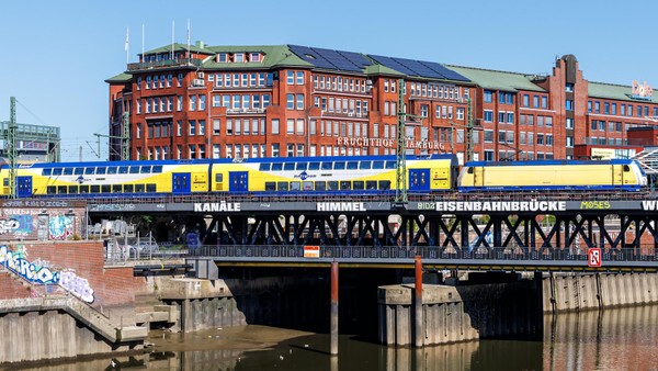 Mann beschimpft Frau in Metronom massiv und attackiert Zugbegleiter