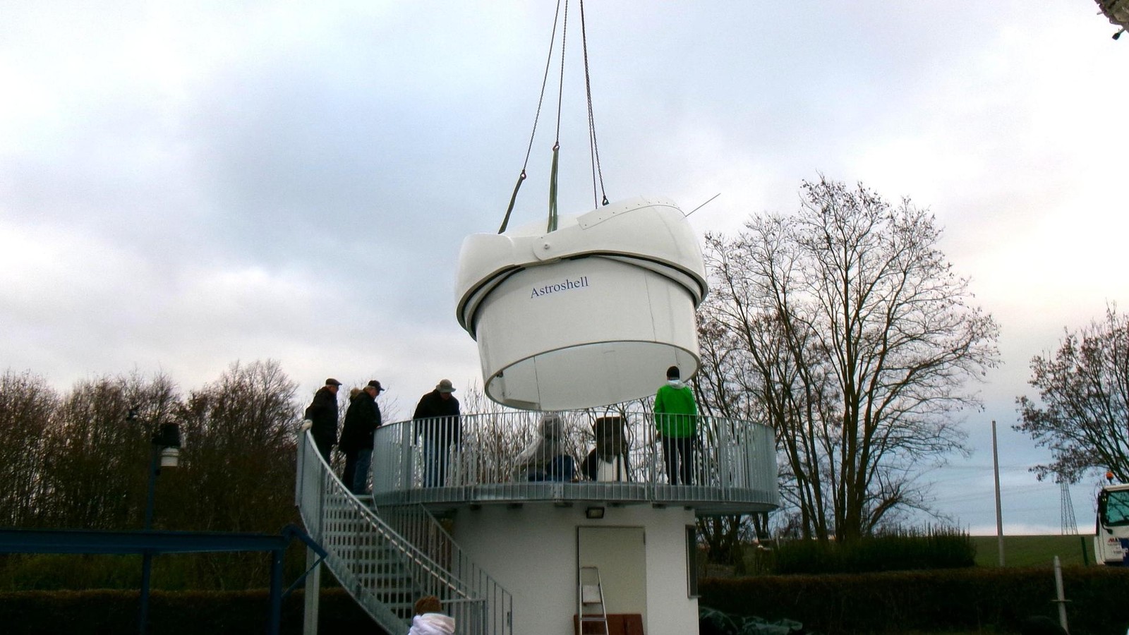Neuer-Sonnenturm-in-Kirchheim-Kuppel-erfolgreich-aufgesetzt-Fertigstellung-naht