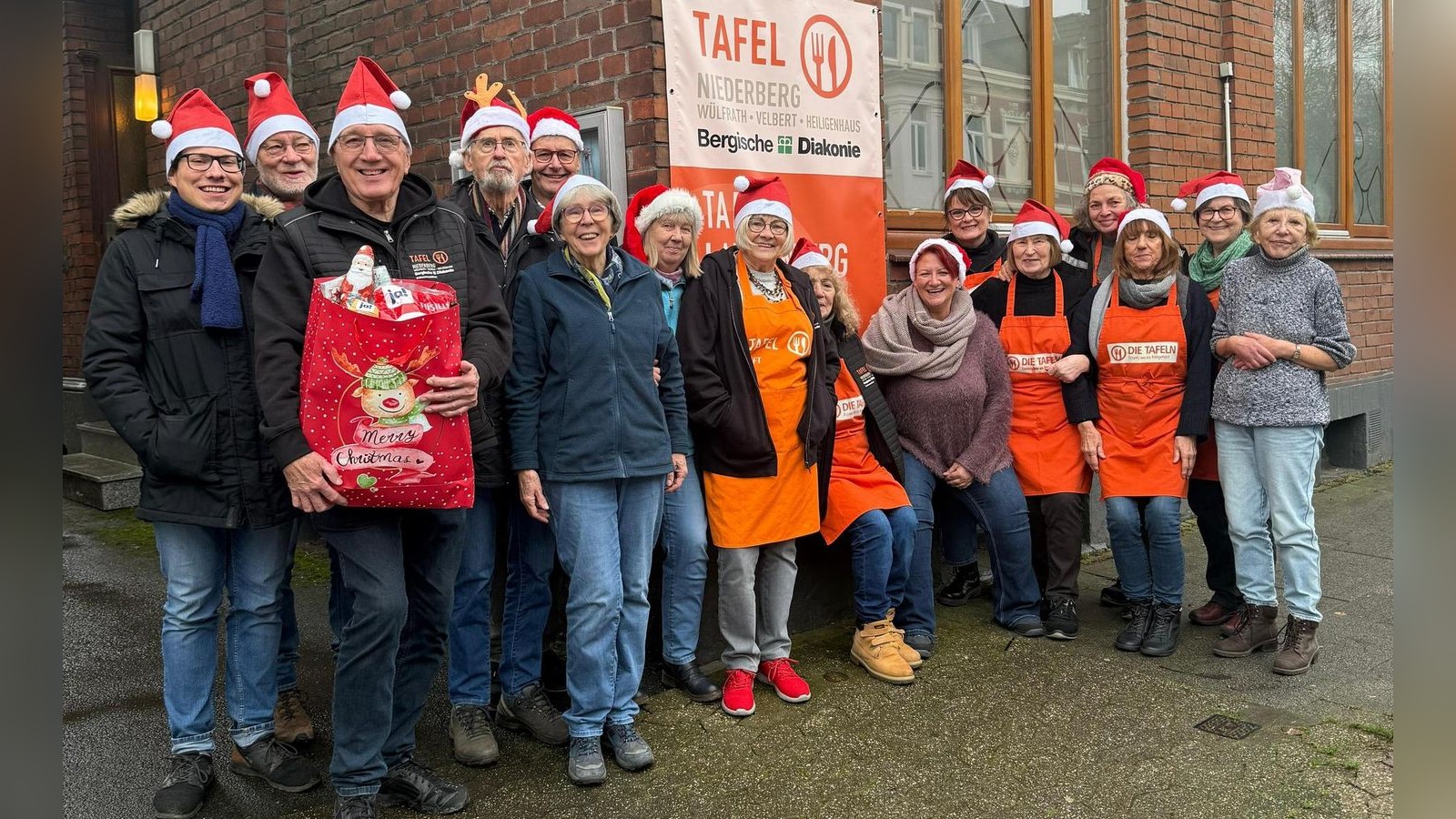 Tafel-Niederberg-Mit-Weihnachtst-ten-bed-rftigen-Familien-eine-Freude-machen