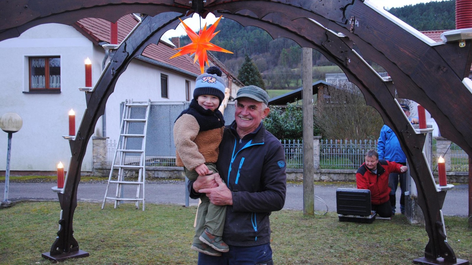 Mehrere-Meter-hoch-Mann-im-Saale-Holzland-baut-f-r-sein-Dorf-einen-Lichterbogen