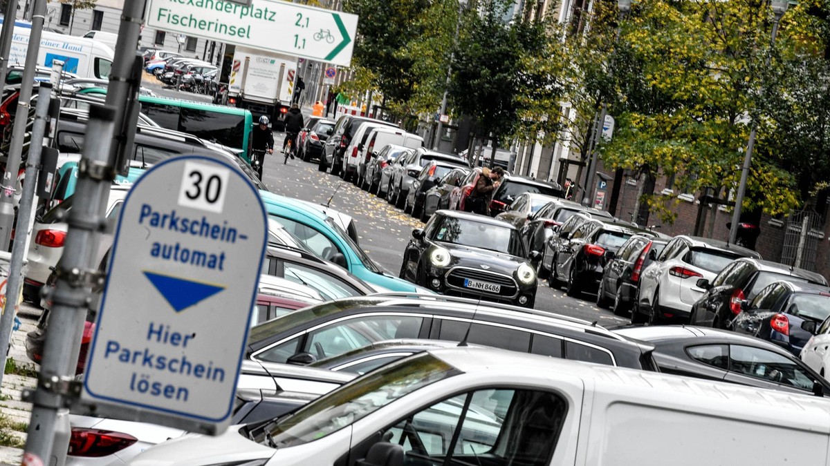 Bald öfters zu sehen: Ab Montag kostet parken in drei Bezirken Geld.