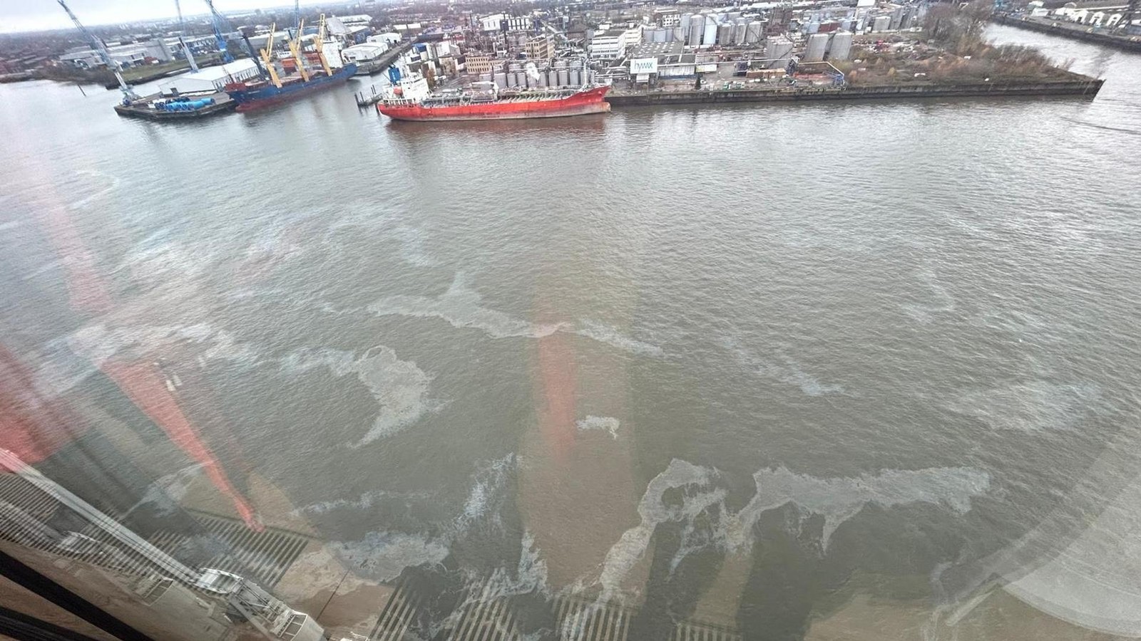 -lfilm-treibt-vor-der-Elbphilharmonie-im-Hafen-Verursacher-gesucht