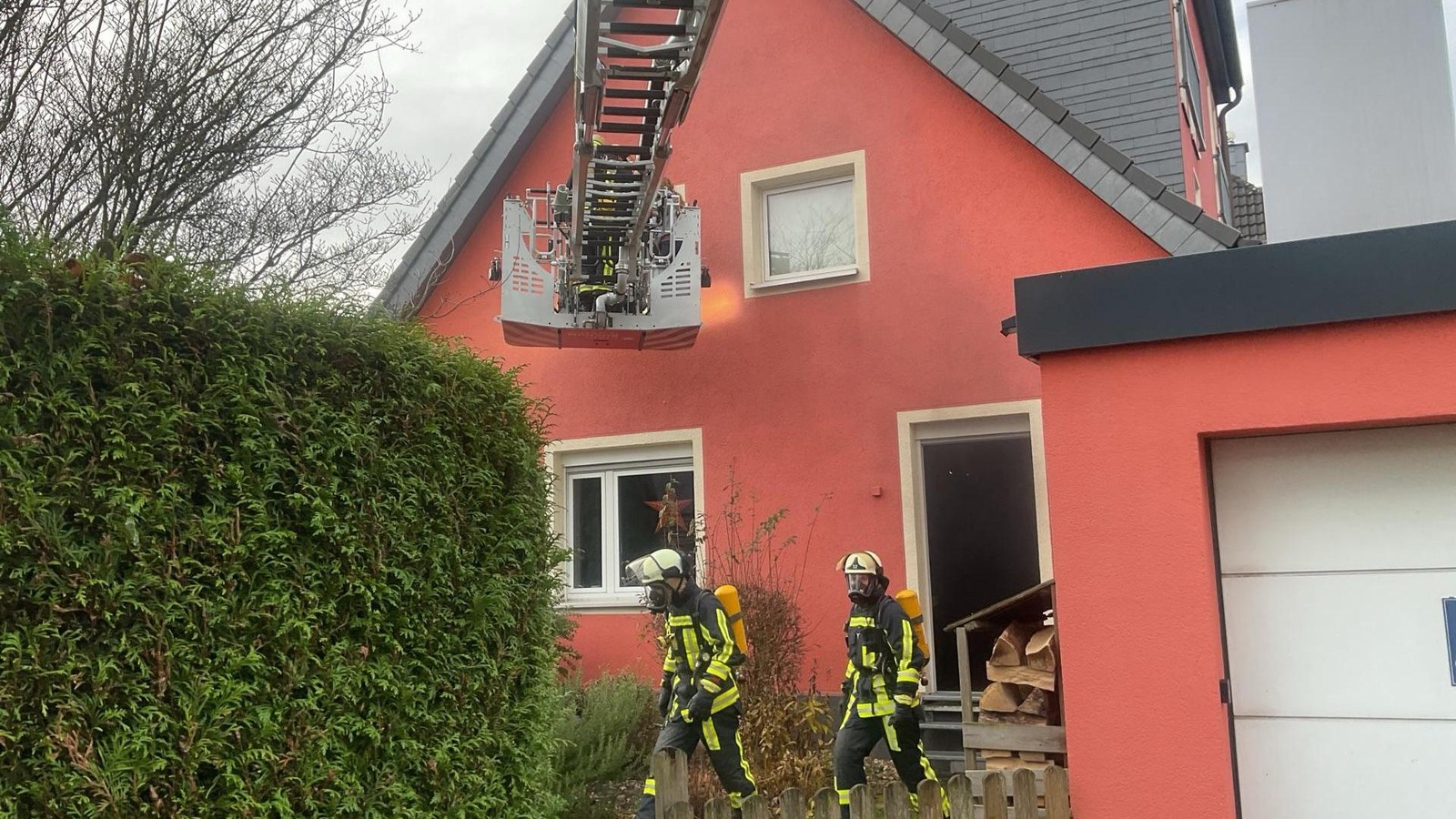 Brand-in-Bochum-Grumme-Feuerwehr-rettet-Teenager-ber-Drehleiter