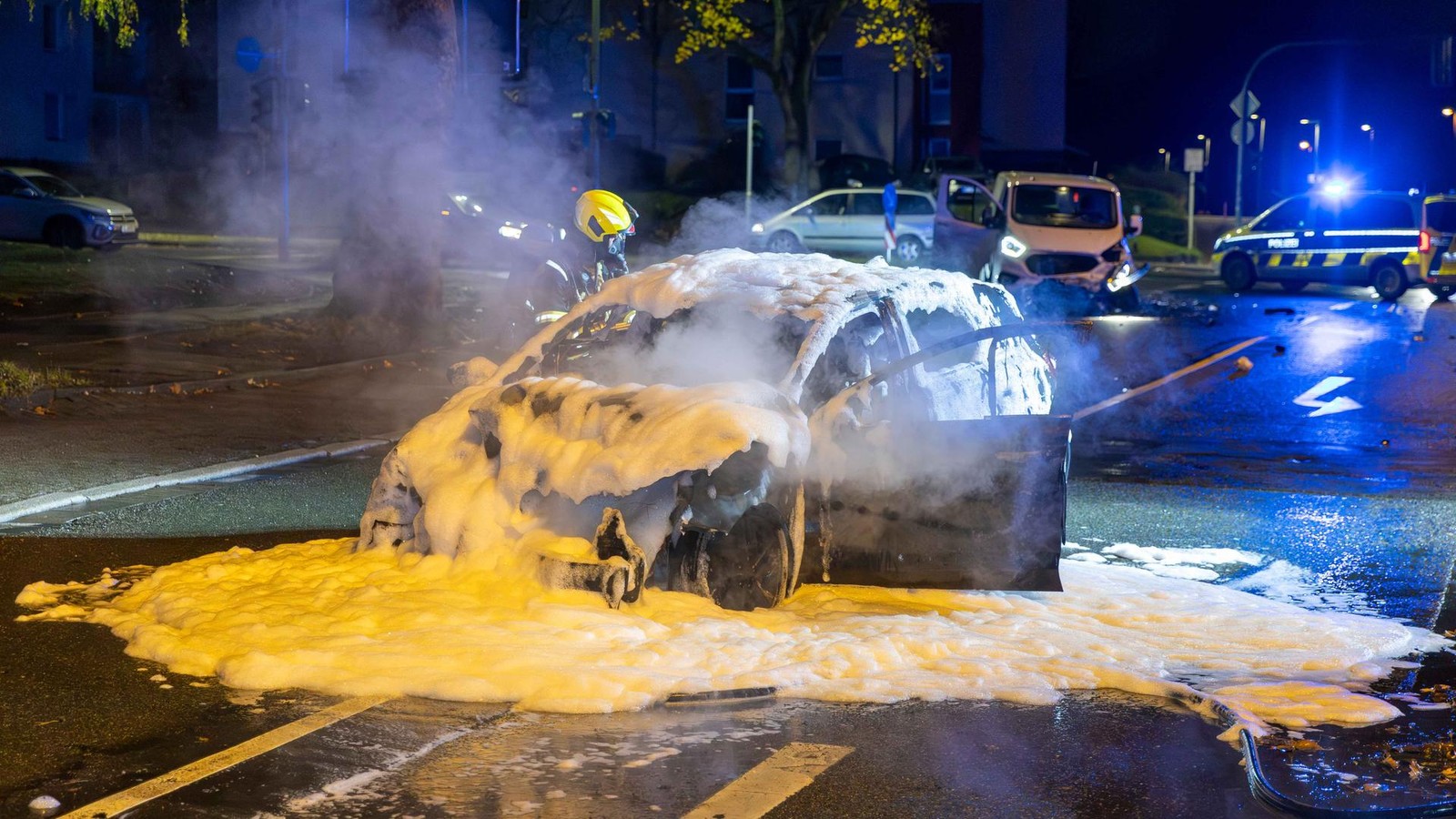 Schwerer-Unfall-in-Rotthausen-Auto-brennt-nach-Zusammensto-vollst-ndig-aus