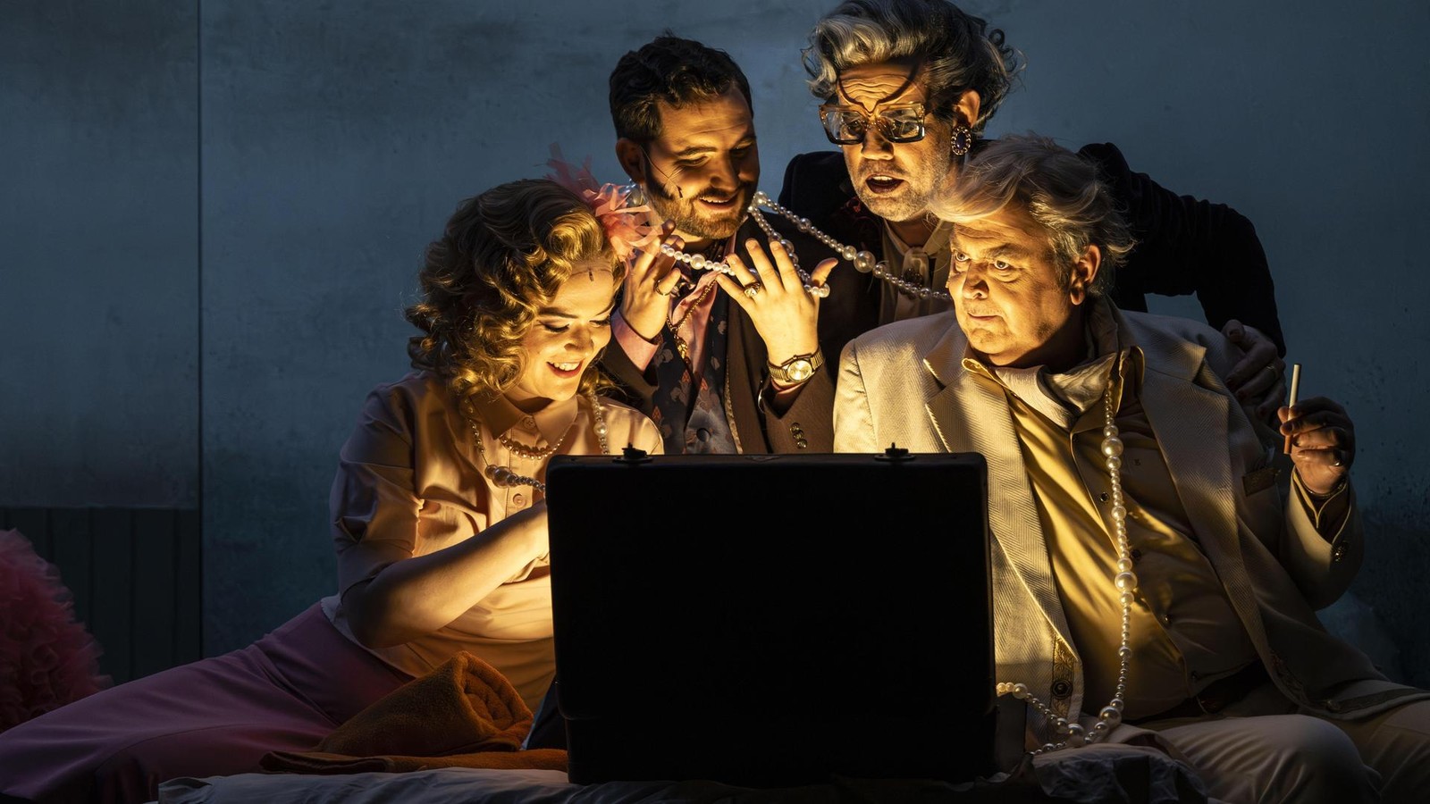 Der-Ohrwurm-spielt-im-Grand-Hotel-Im-Theater-Erfurt-geht-der-Adel-nieder-w-hrend-der-Film-gerettet-wird