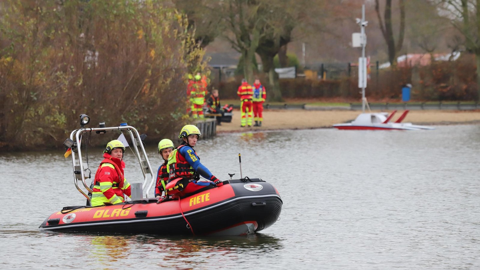 Kleidungsst-cke-und-herrenloses-Tretboot-sorgen-f-r-gro-e-Suchaktion