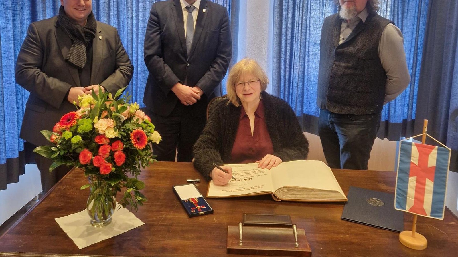 Eintrag-ins-Goldene-Buch-der-Stadt-Eisenach-durch-engagierte-B-rgerin-und-Wichtel-Post-Start