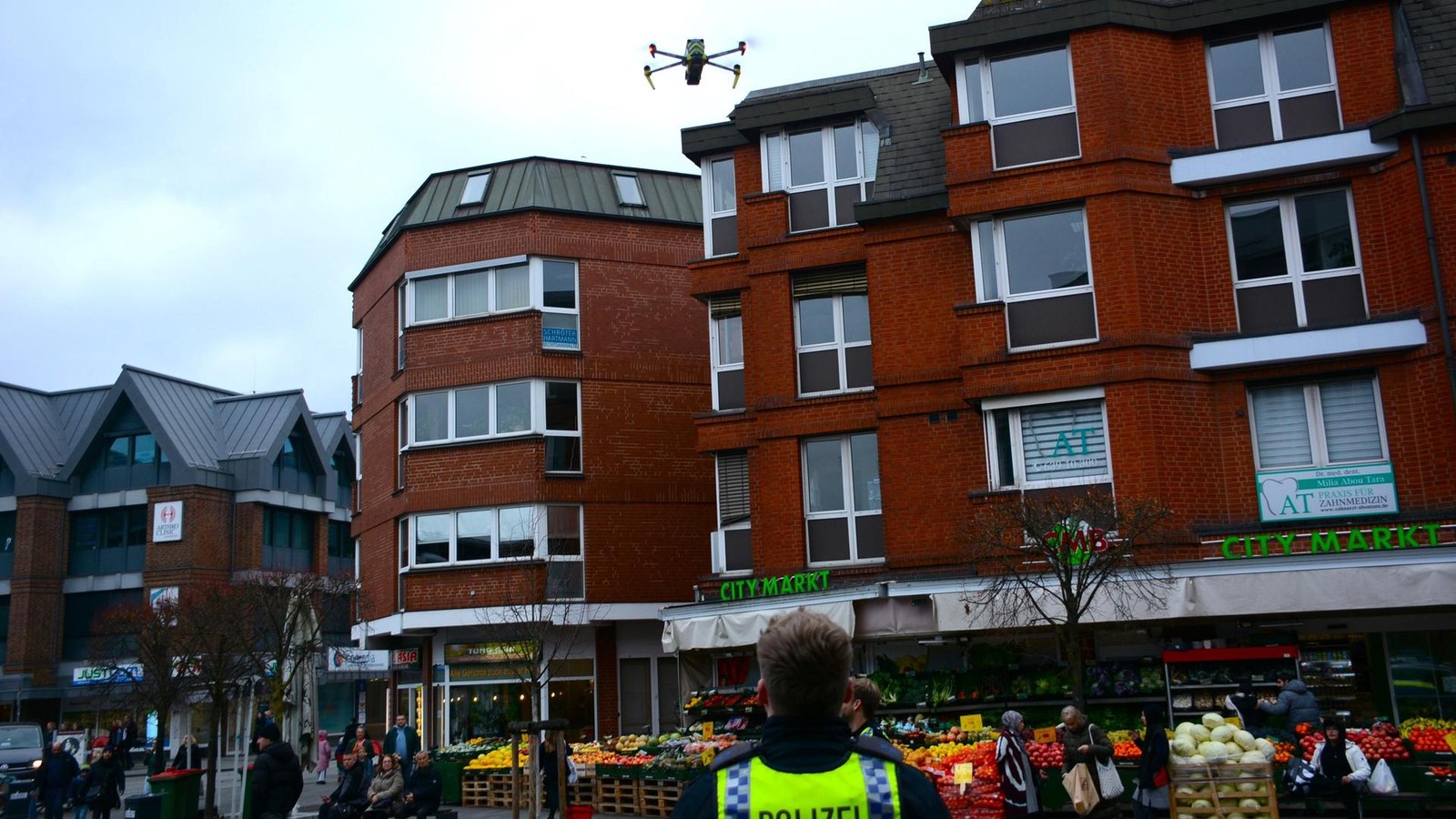 Senior-verschwindet-in-Parkhaus-Polizei-sucht-mit-Drohne-und-Hubschrauber